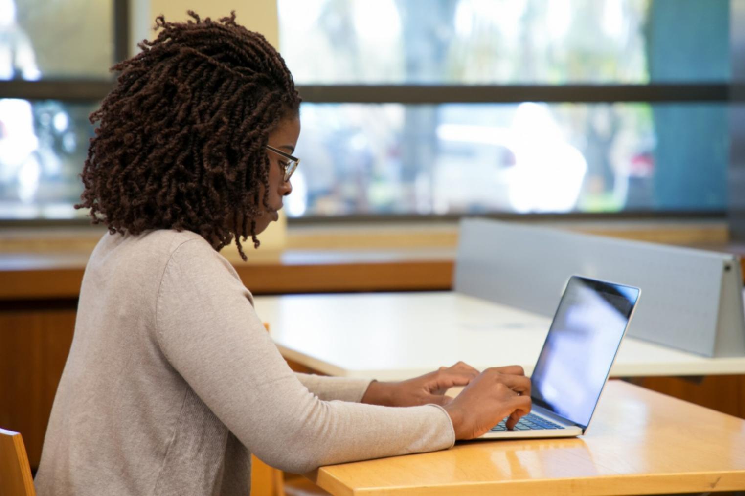 Moderne Büroräume mit transparenter Arbeitsatmosphäre