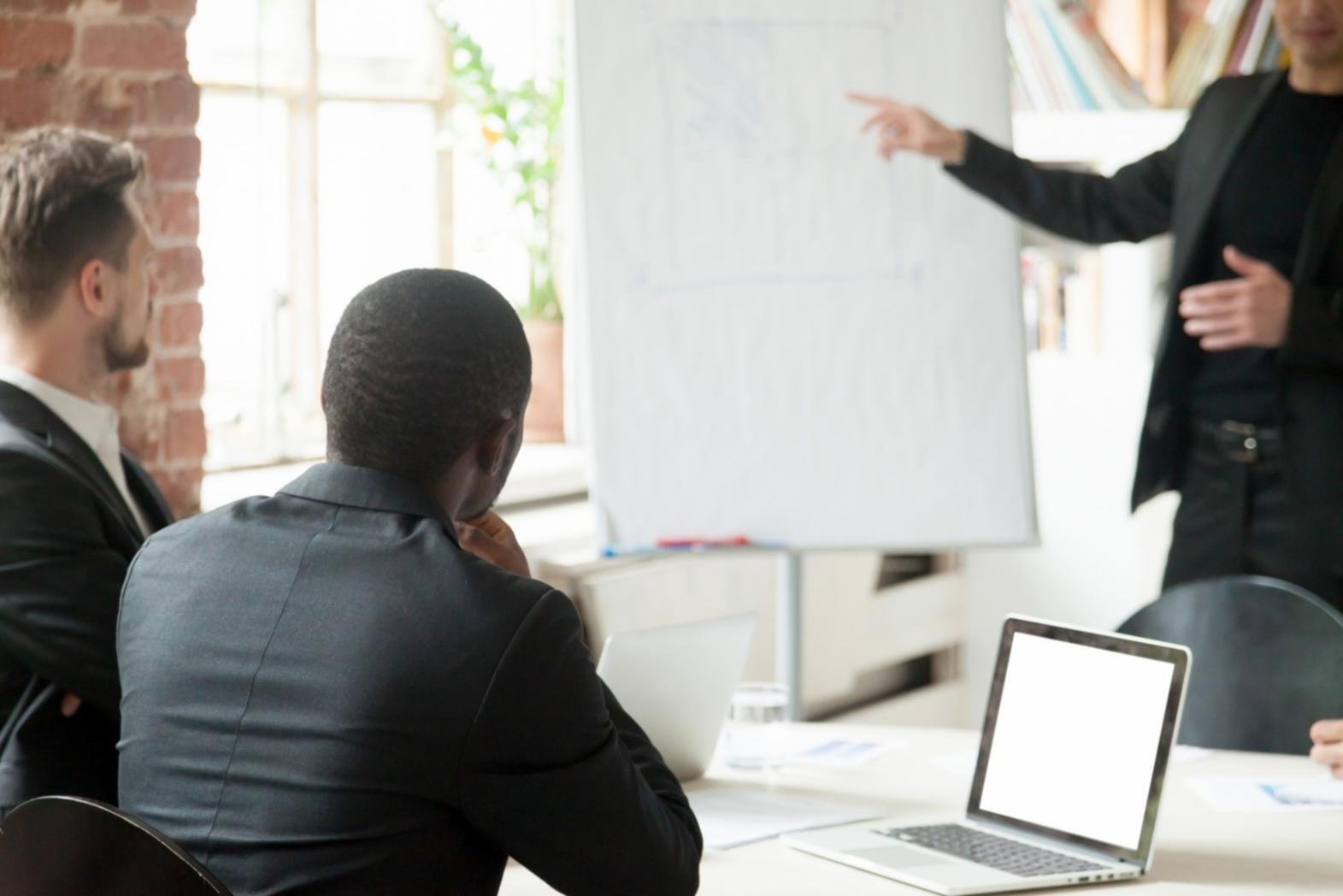 Strategische Planungssitzung im modernen Konferenzraum
