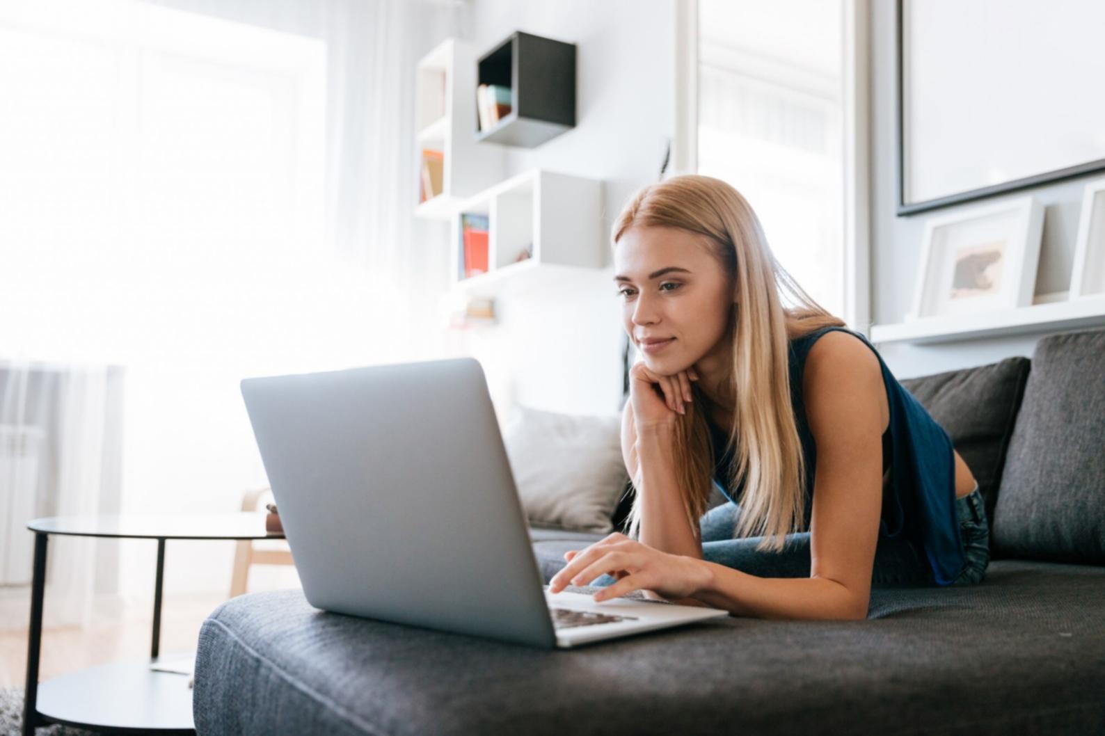 Strategische Besprechung mit Finanzunterlagen und Analysen